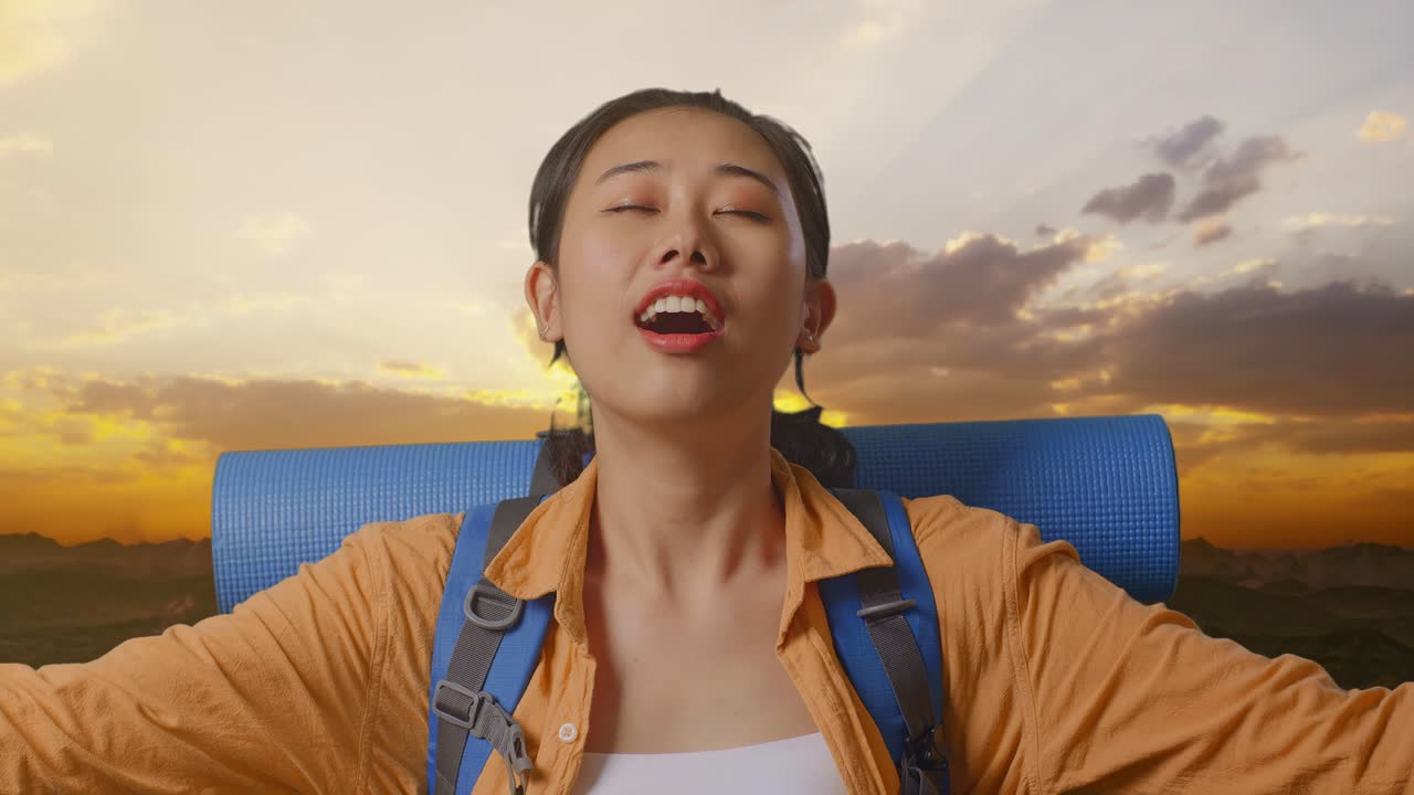 해가 지면 산책 하는 여자