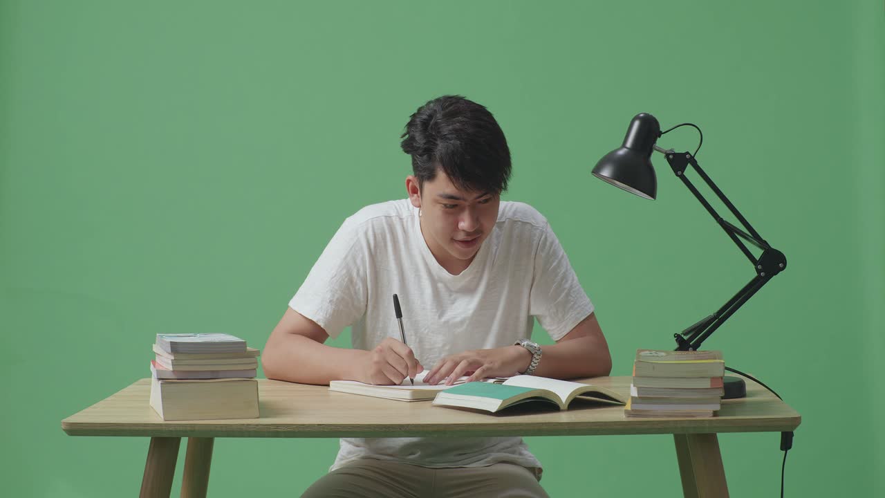 책상 에서 공부 하는 학생