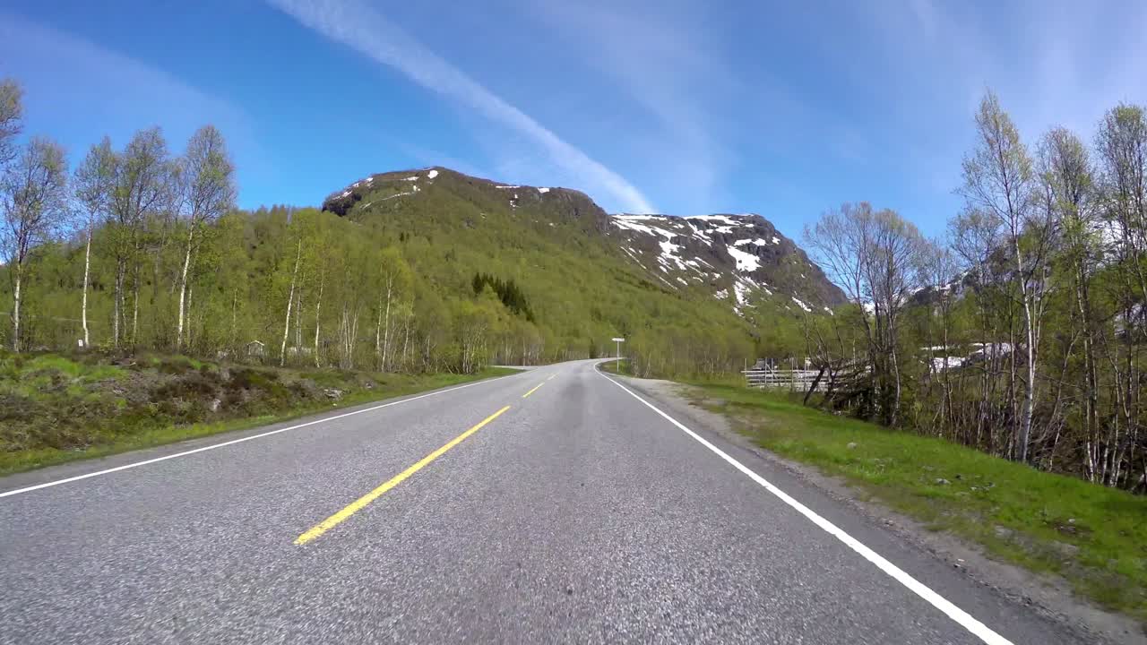 노르웨이 도로에서 차를 운전하다