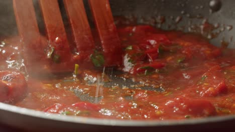preparando salsa de tomate en una sartén