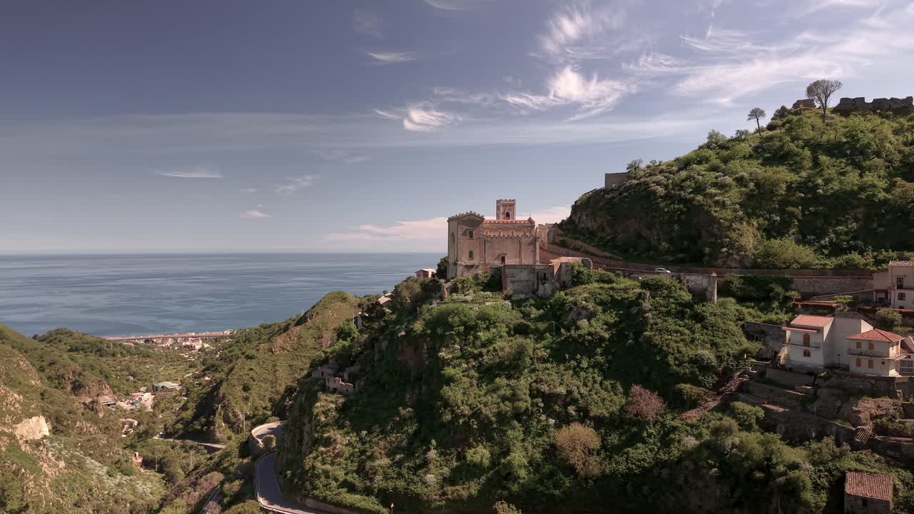 Veduta aerea della Chiesa di San Nicolò Savoca Sicilia Italia, punto di riferimento del Padrino, vicino al mare