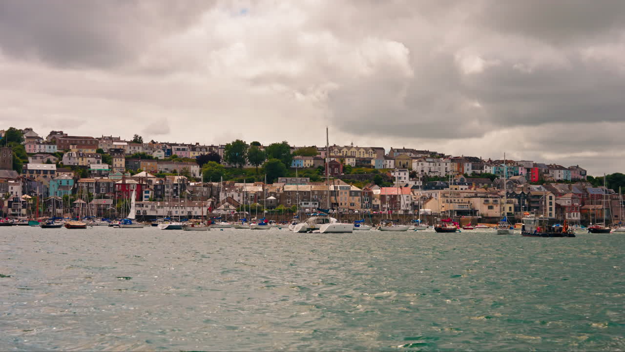 영국 코른월의 팔 강에서 보트 투어, 이 지역의 인근 마을을 발견합니다.