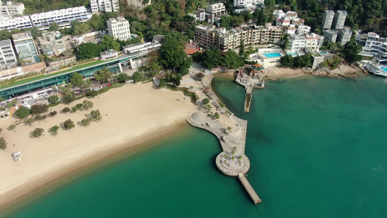 el horizonte de la bahía de hong kong repulse con complejos residenciales de lujo en un hermoso día claro, vista aérea