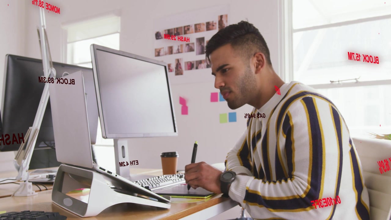 Designer masculino estudando o monitor, pegando a caneta stylus e desenhando em um display interativo, refinando o design.