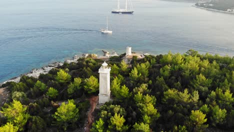 Faro-De-Fiskardo-En-Medio-Del-Bosque-Verde-En-La-Orilla-Del-Mar-Jónico-En-La-Isla-De-Cefalonia,-Grecia