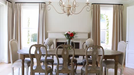 interior de la sala de estar con mesa de comedor