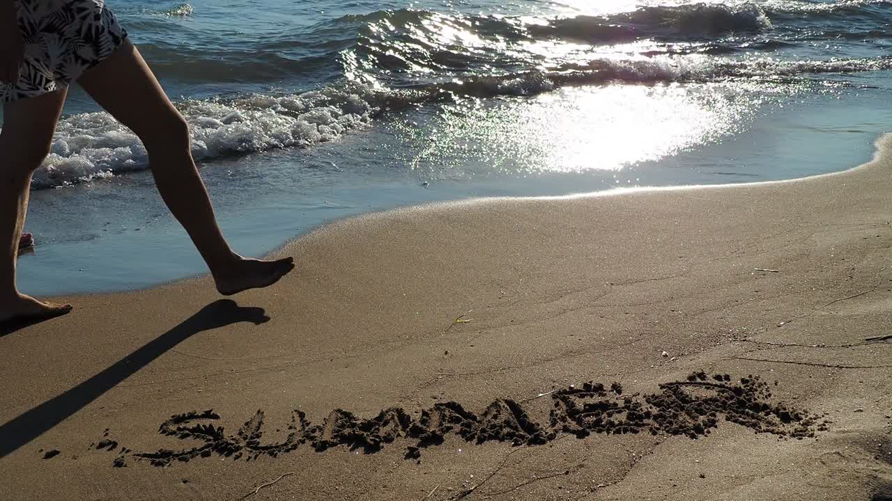 바가에서 흔들리는 파도와 여름 문자