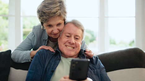 Senior-couple,-couch-and-smartphone-with-kiss
