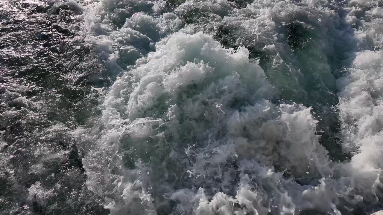 바다의 파도와 거품