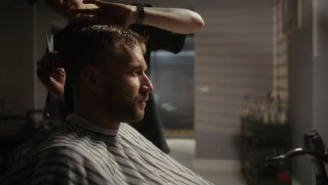 un hombre se corta el cabello en una barbería.