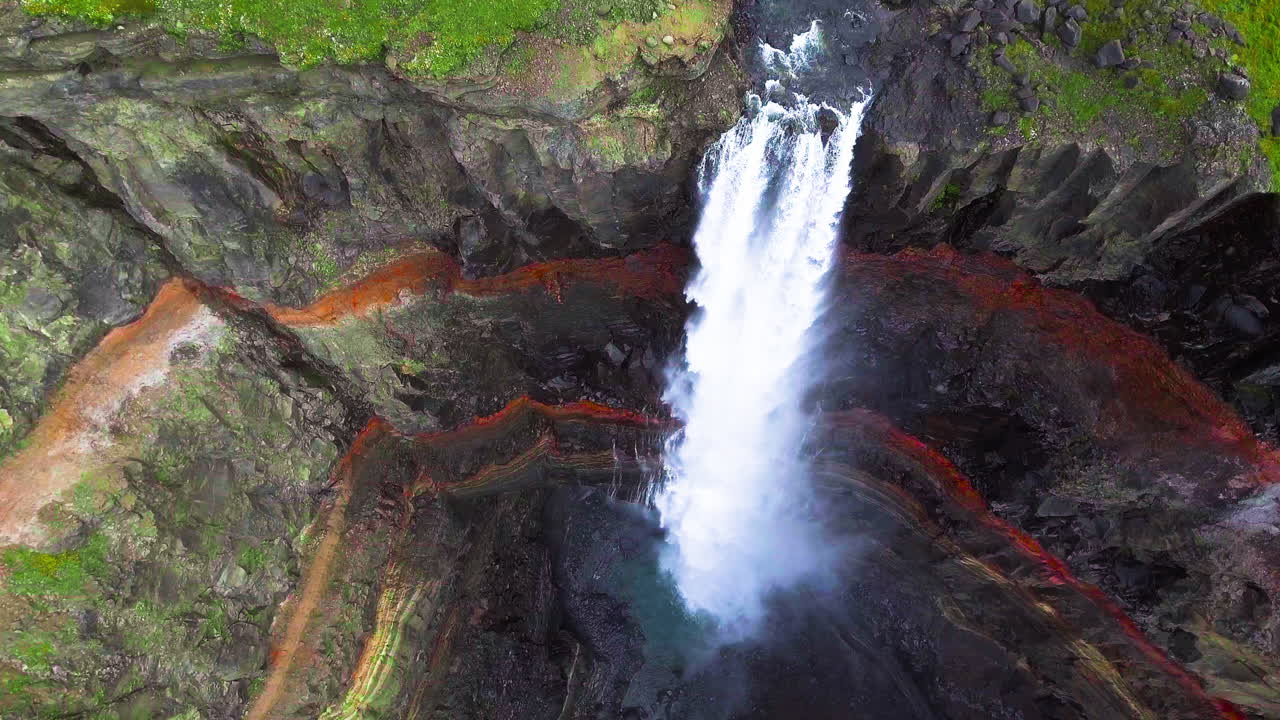imágenes aéreas de drones de la cascada de aldeyjarfoss en el norte de islandia.