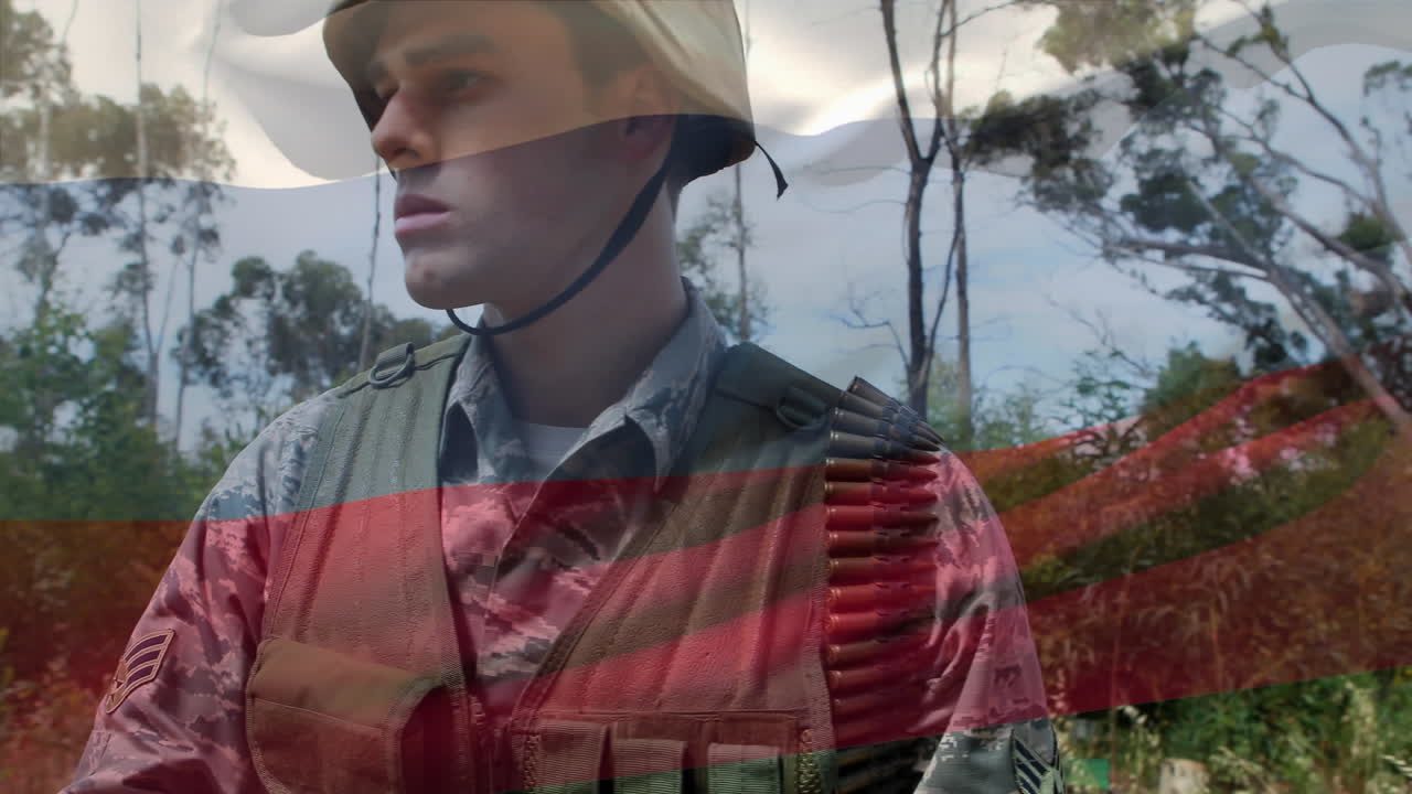 composición digital de agitar la bandera de rusia contra el soldado con un arma de pie en el campamento de entrenamiento