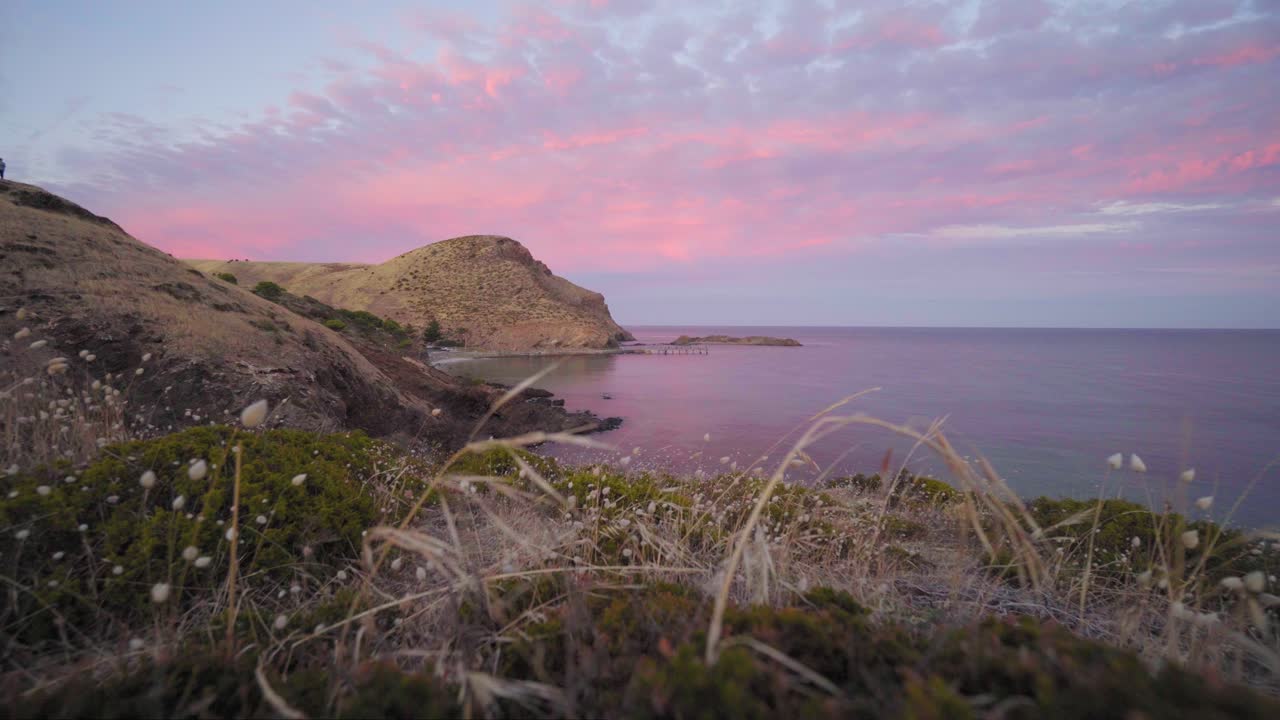 las colinas de second valley durante una colorida puesta de sol en el sur de australia