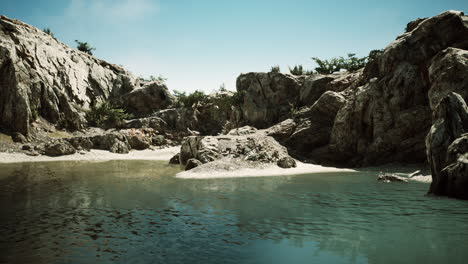vista costera de una playa de arena con acantilados