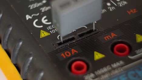 Measuring-values-of-capacitor-with-multimeter