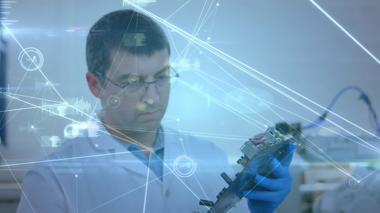 animación de la red de conexiones sobre el hombre caucásico reparando hardware de computadora