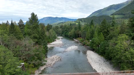 vista de drones del río skykomish con el puente desnudo que se extiende a lo largo de la distancia