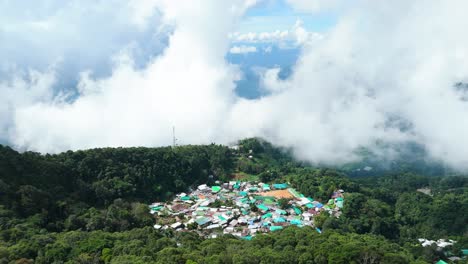 un pueblo anidado en las nubes rodeado de bosque perenne, remoto aislado de alta altitud aldea de la tribu de la colina de la montaña en el norte de tailandia, el pueblo de doi pui parque nacional doi suthep