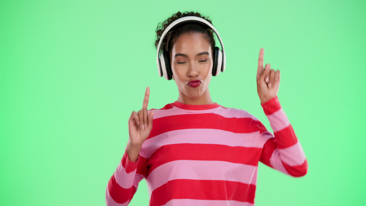 헤드폰으로 춤추는 여자