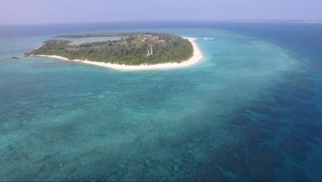 vista aérea de la isla minna en okinawa japón