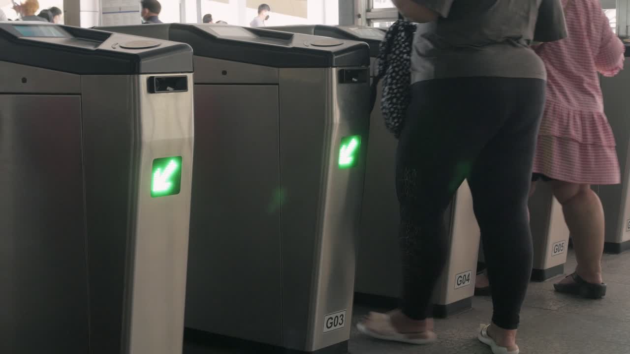 vista a la puerta automática del billete del tren subterráneo