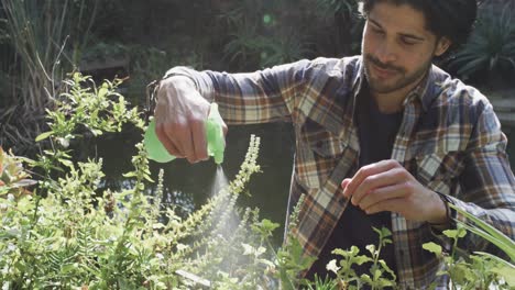 Montage-Eines-Kaukasischen-Mannes,-Der-Zu-Hause-Trainiert,-Im-Garten-Arbeitet,-Kocht-Und-Sich-Entspannt,-Zeitlupe