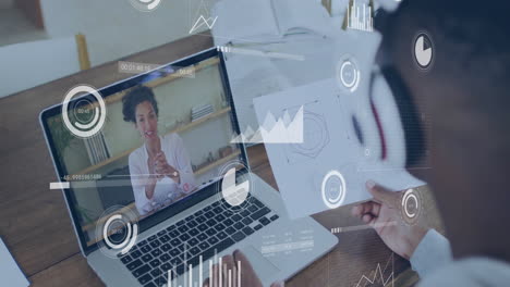 animación de procesamiento de datos sobre escolares aprendiendo en línea con maestra en la pantalla de la computadora portátil