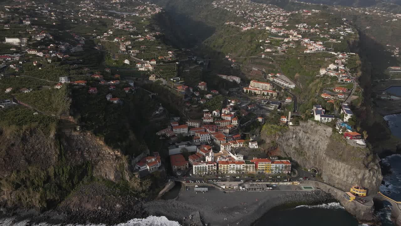 vista aérea de la parroquia de ponta do sol en la isla de madeira-3