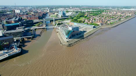 Vista-Panorámica-Del-Acuario-Profundo-En-La-Orilla-Del-Río-Hull-Con-El-Paisaje-Urbano-De-Fondo-En-Inglaterra,-Reino-Unido