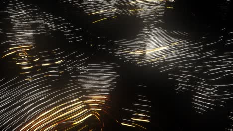 cables ondulados deformados con elementos brillantes en movimiento en fondo negro. profundidad de campo. animación de bucle de renderización 3d