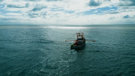 Fischkutter-Boot-Schiff-Fährt-Bis-In-Die-Mittagszeit-Hinein