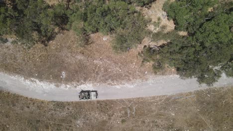 以色列軍隊中隊的士兵乘坐豪華汽車穿過訓練場地, 鄉村公路, 空中上下射擊