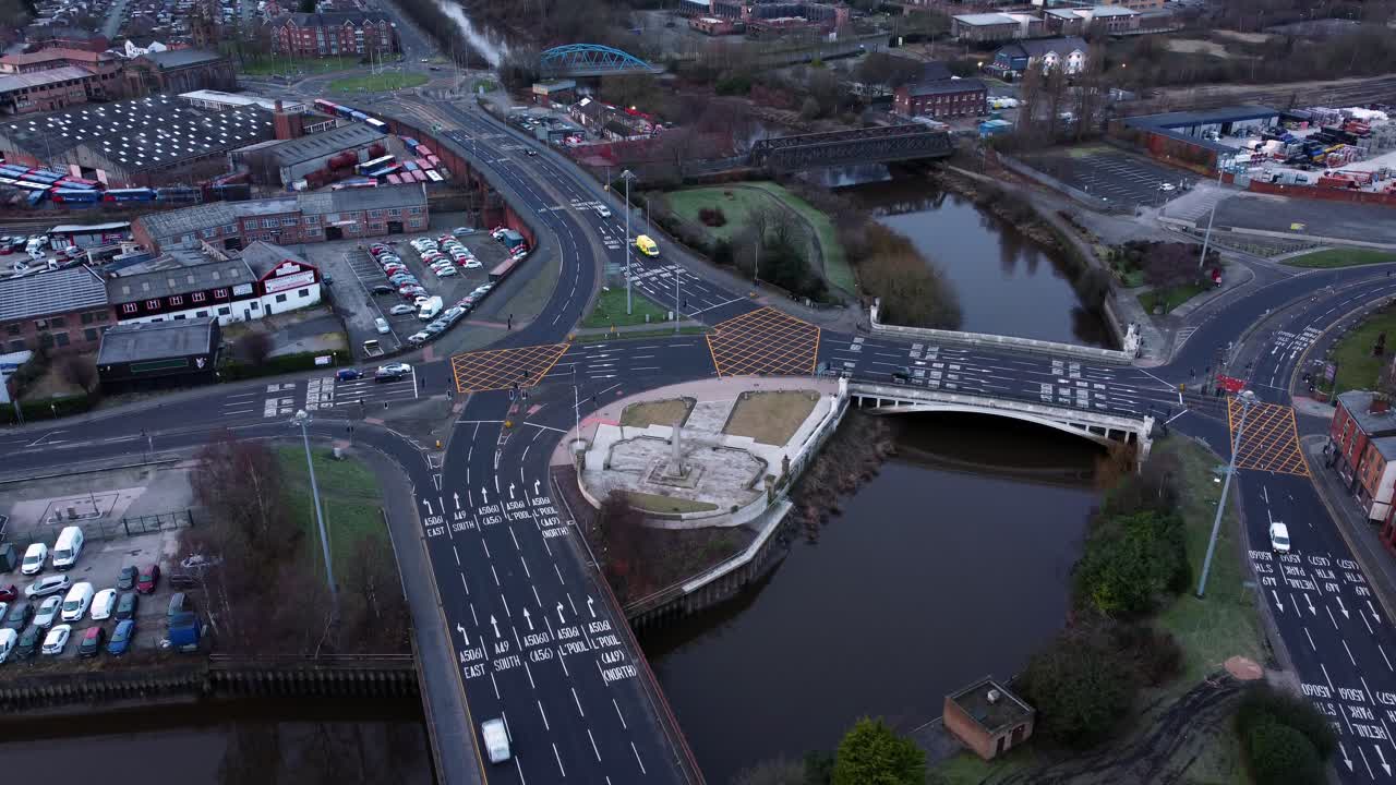 공중 이른 아침 도시 거리 교통 통근 교차로 차선 횡단 곡선 강 상승 조감도