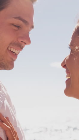 pareja hablando juntos
