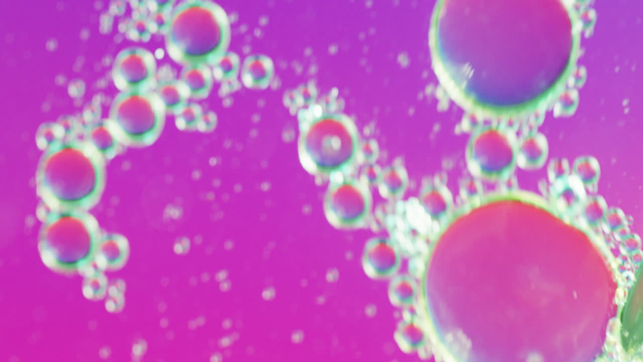 анимация пузырьков, движущихся на фиолетовом фоне с копировальным пространством