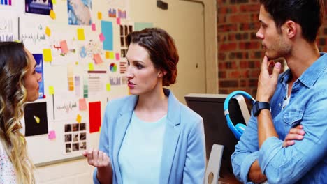 personas de negocios que interactúan en el lugar de trabajo
