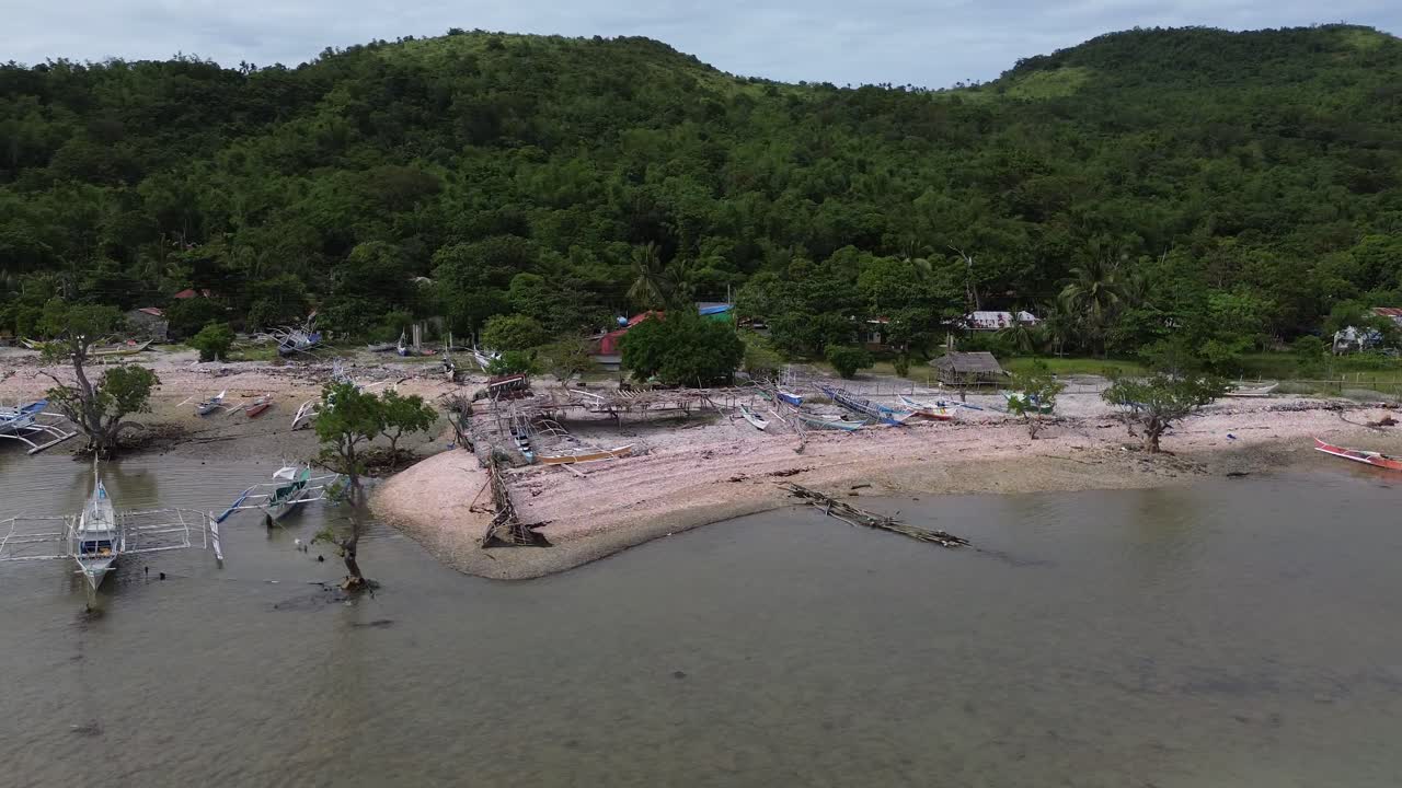 Vista aerea da drone di Scallop Beach sull'isola di Guimaras, Filippine, che mostra acque tropicali e un litorale di conchiglie di capesante. Panoramica costa insulare circondata da vegetazione rigogliosa e un litorale tranquillo