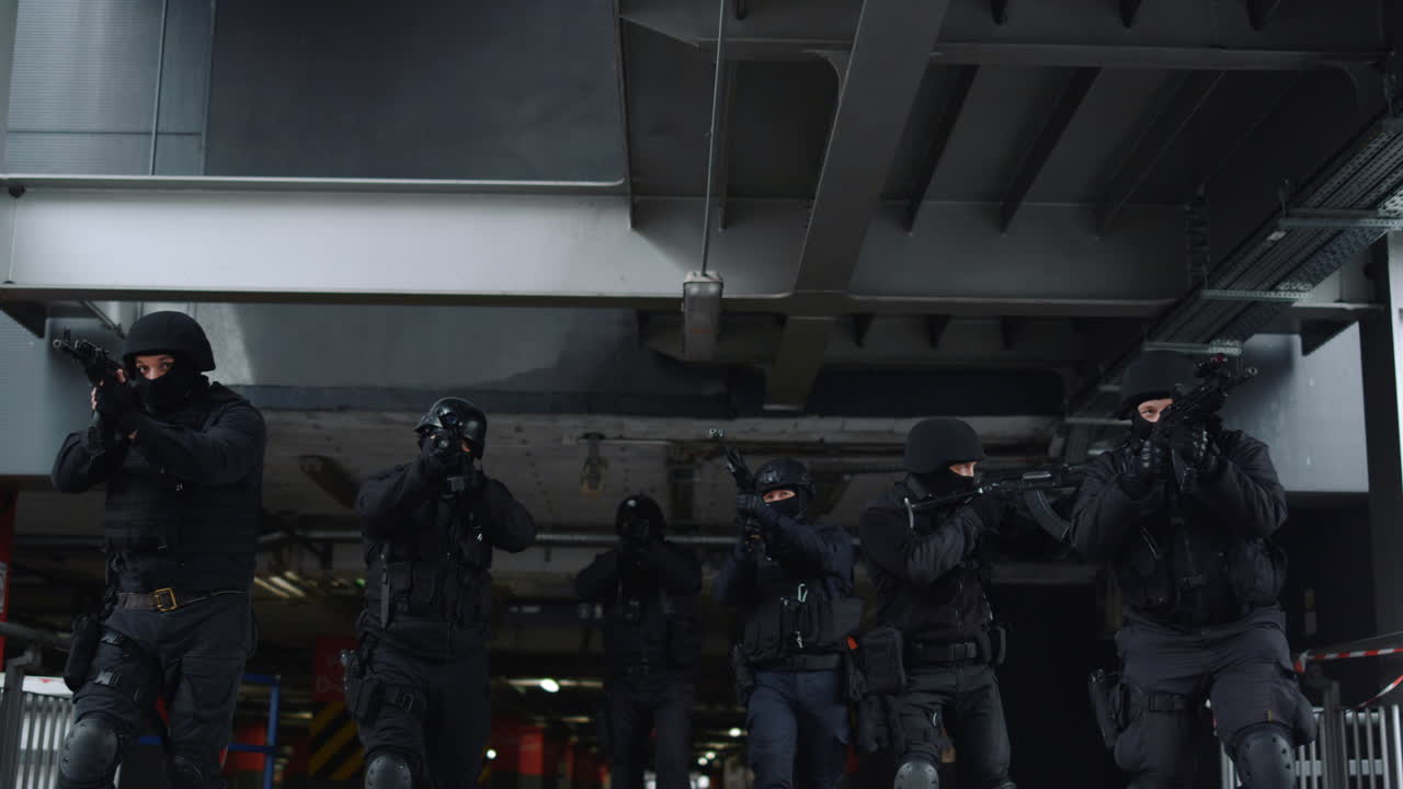miembros del equipo swat explorando el edificio. soldados desplegándose contra el terrorismo