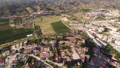 El-Sobrevuelo-De-La-Ciudad-De-Silves-Revela-Un-Pintoresco-Paisaje-Verde-Profundo-Del-Algarve