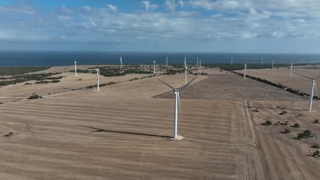 Granja-De-Turbinas-Eólicas,-Capturada-Por-Un-Dron-Disparado-En-El-Sur-De-Australia
