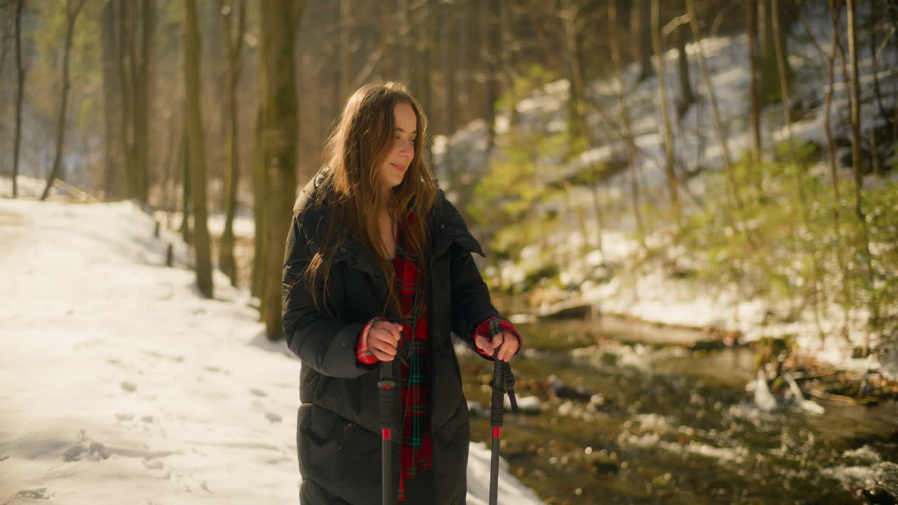retrato de una excursionista sonriente