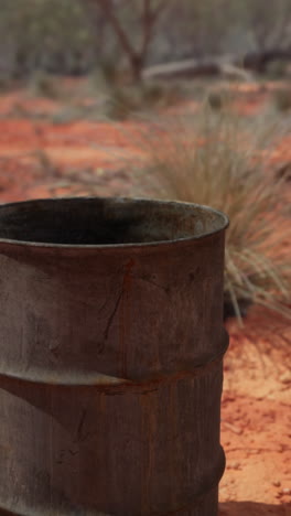 un barril oxidado en el desierto