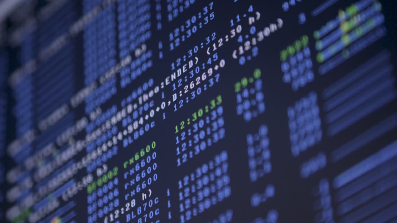 enfoque de rack y panorámica a través de una pantalla con codificación digital y registros del sistema