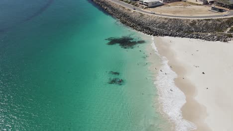 Imágenes-De-Drones-De-La-Playa-De-Mindarie-Mostrando-El-Agua-Clara-Del-Océano-Y-Las-Arenas-Blancas-De-Perth,-Australia-Occidental