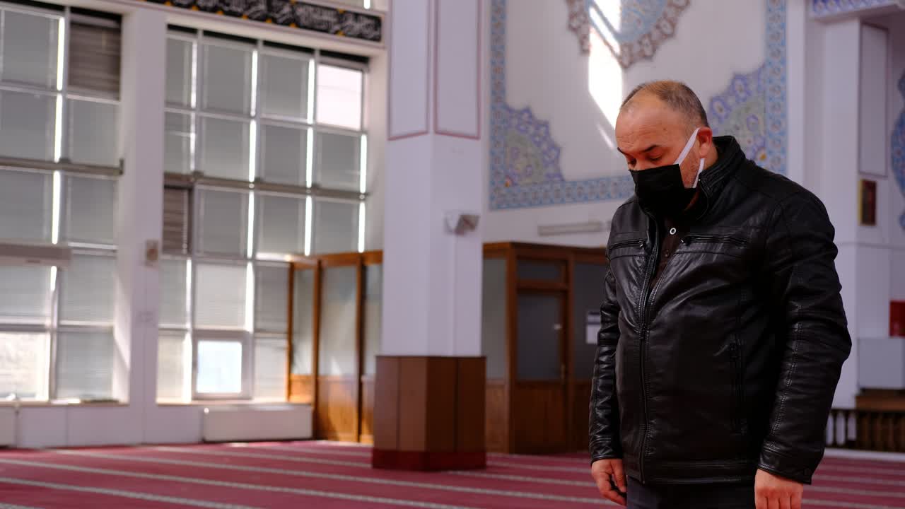 모스크에서 복면으로 기도하는 중년 남성 2