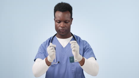 hombre africano, médico y guantes en el estudio