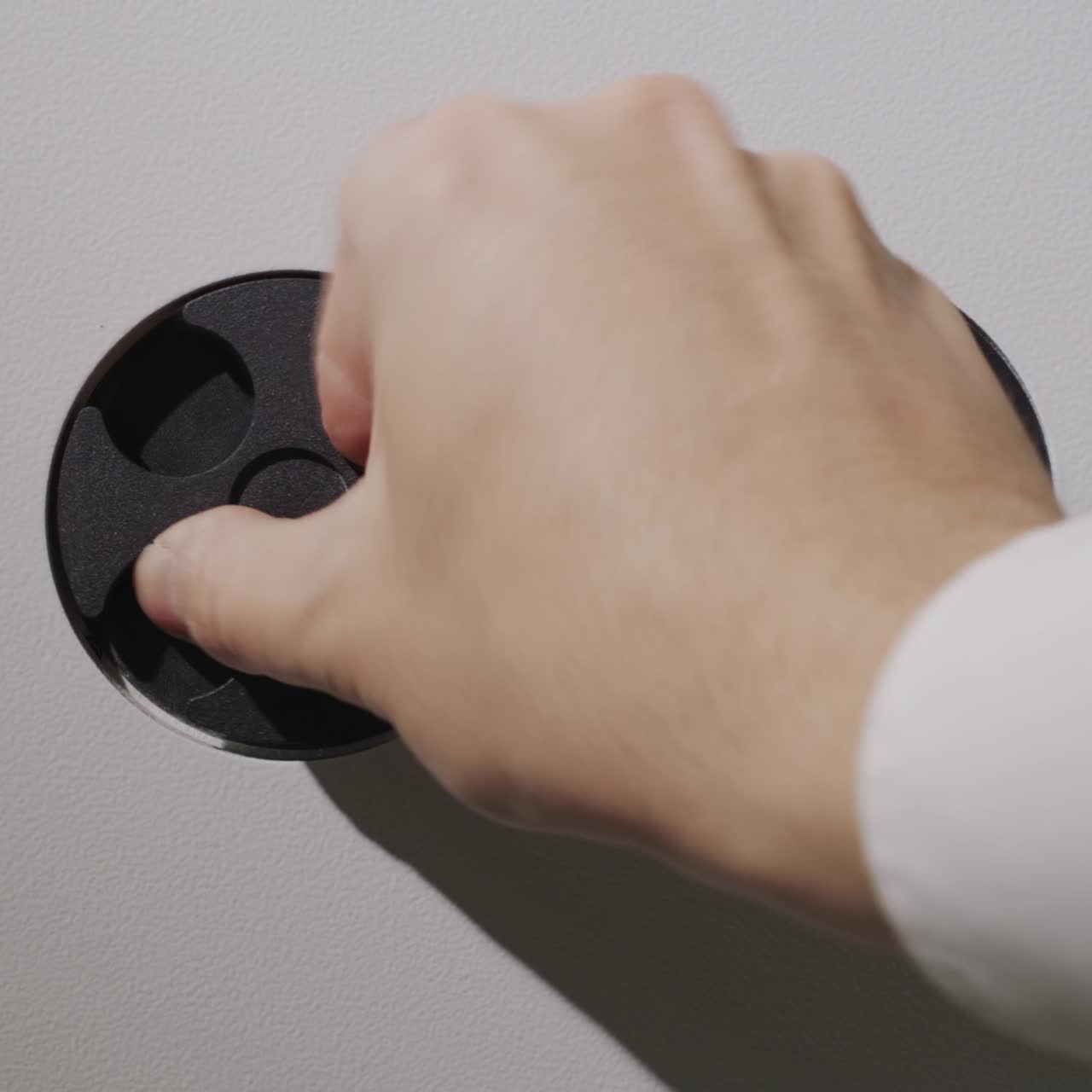 사업가는 금고의 전자 잠금 장치에 암호를 입력하고 철문을 엽니다