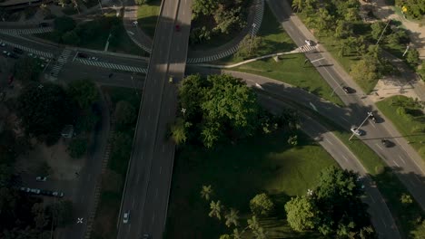 Intersección-De-Autopistas-En-Río-De-Janeiro-Vista-Desde-Arriba-Inclinándose-Hacia-Arriba-Para-Revelar-Los-Edificios-Residenciales-De-Gran-Altura-Alrededor