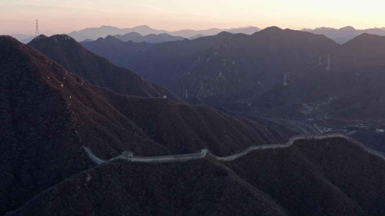 tomada aérea de la gran muralla de china al atardecer