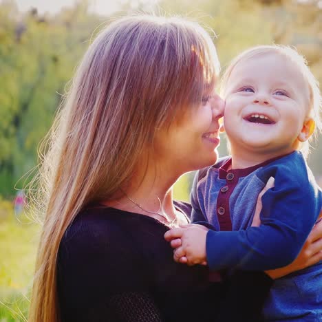 madre feliz con su hijo